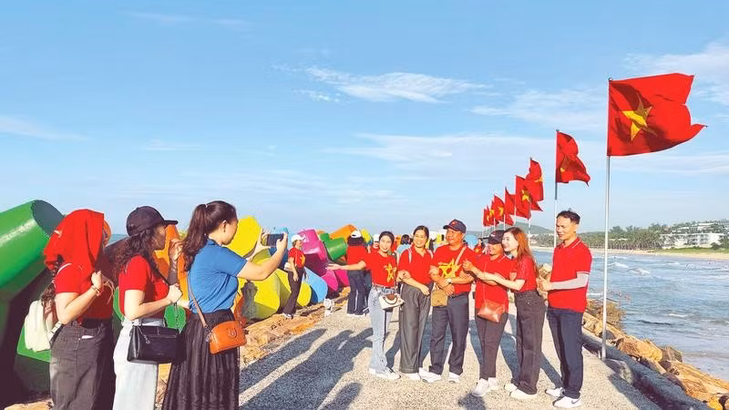 Du khách chụp hình tại khu vực Bãi đá Ông Địa.