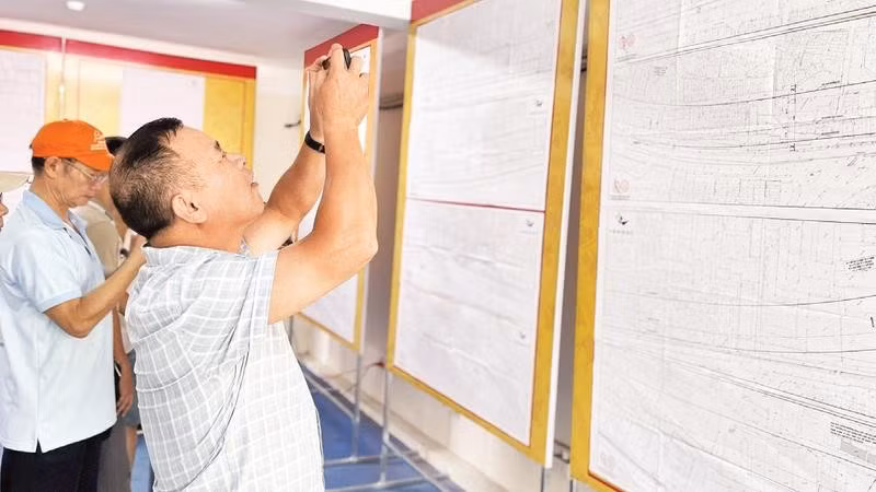 Người dân phường Hồng Hà tìm hiểu hướng tuyến trục đại lộ cảnh quan sông Hồng.