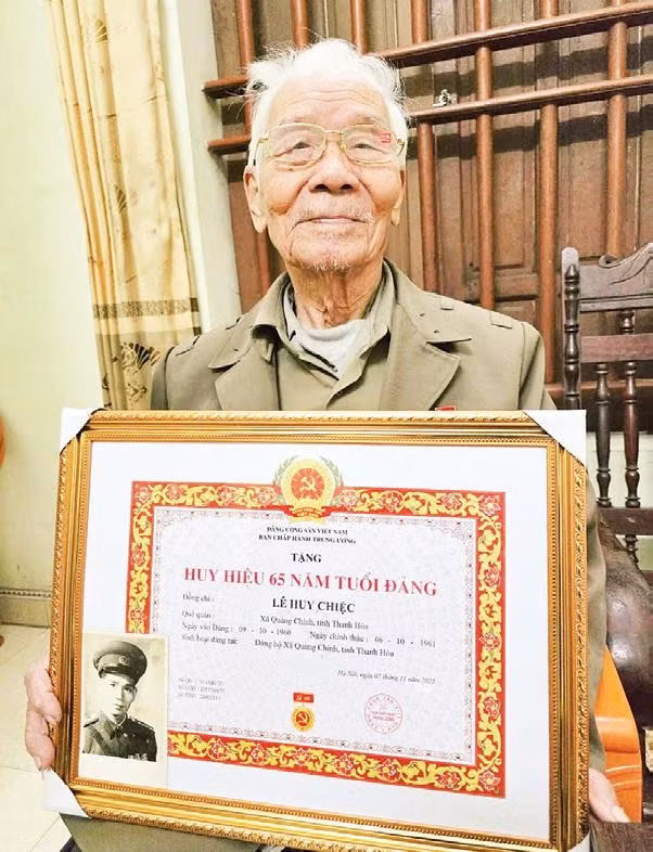 Ông Lê Huy Chiệc vinh dự với Huy hiệu 65 năm tuổi Đảng.
