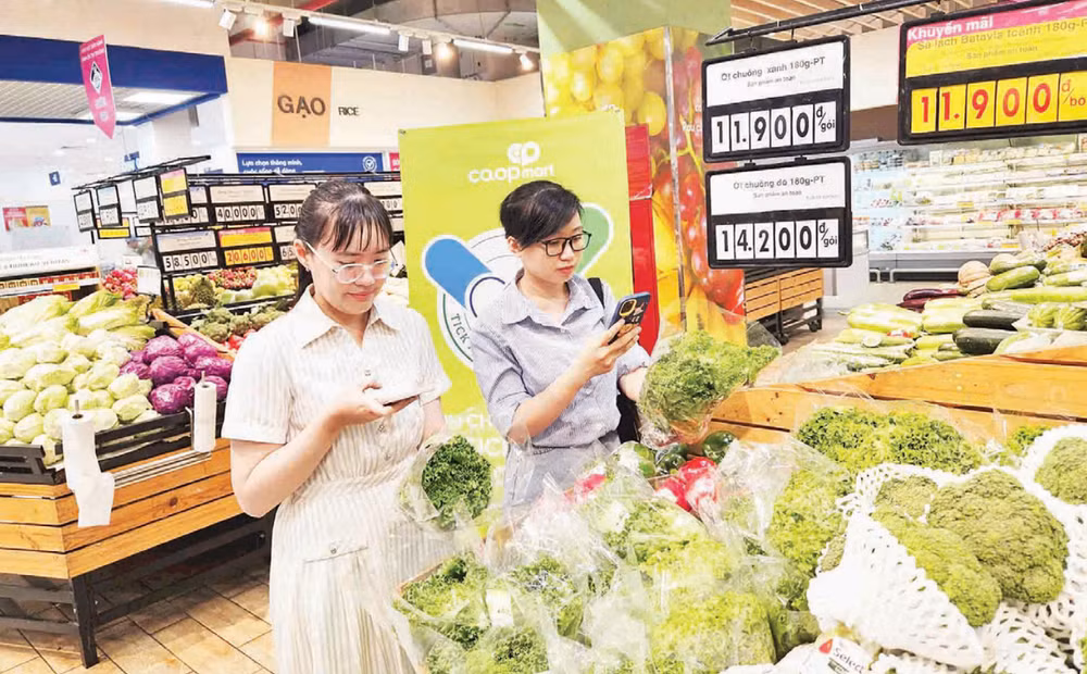 Người tiêu dùng chọn mua rau-củ-quả đạt “Tick xanh trách nhiệm” tại một siêu thị Co.opmart. (Ảnh CTV)