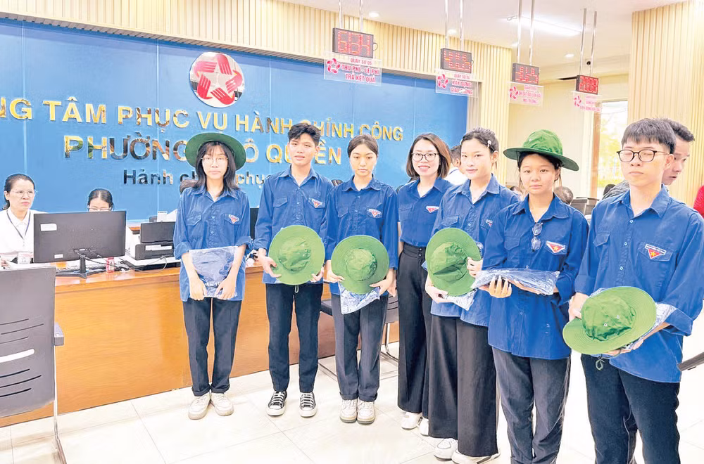 Đội hình thanh niên tình nguyện hỗ trợ vận hành mô hình chính quyền địa phương 2 cấp tại phường Ngô Quyền (Hải Phòng).