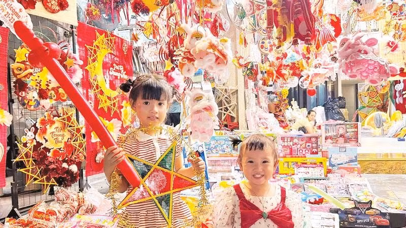 Trẻ em vui mừng đón nhận những đồ chơi Trung thu truyền thống.