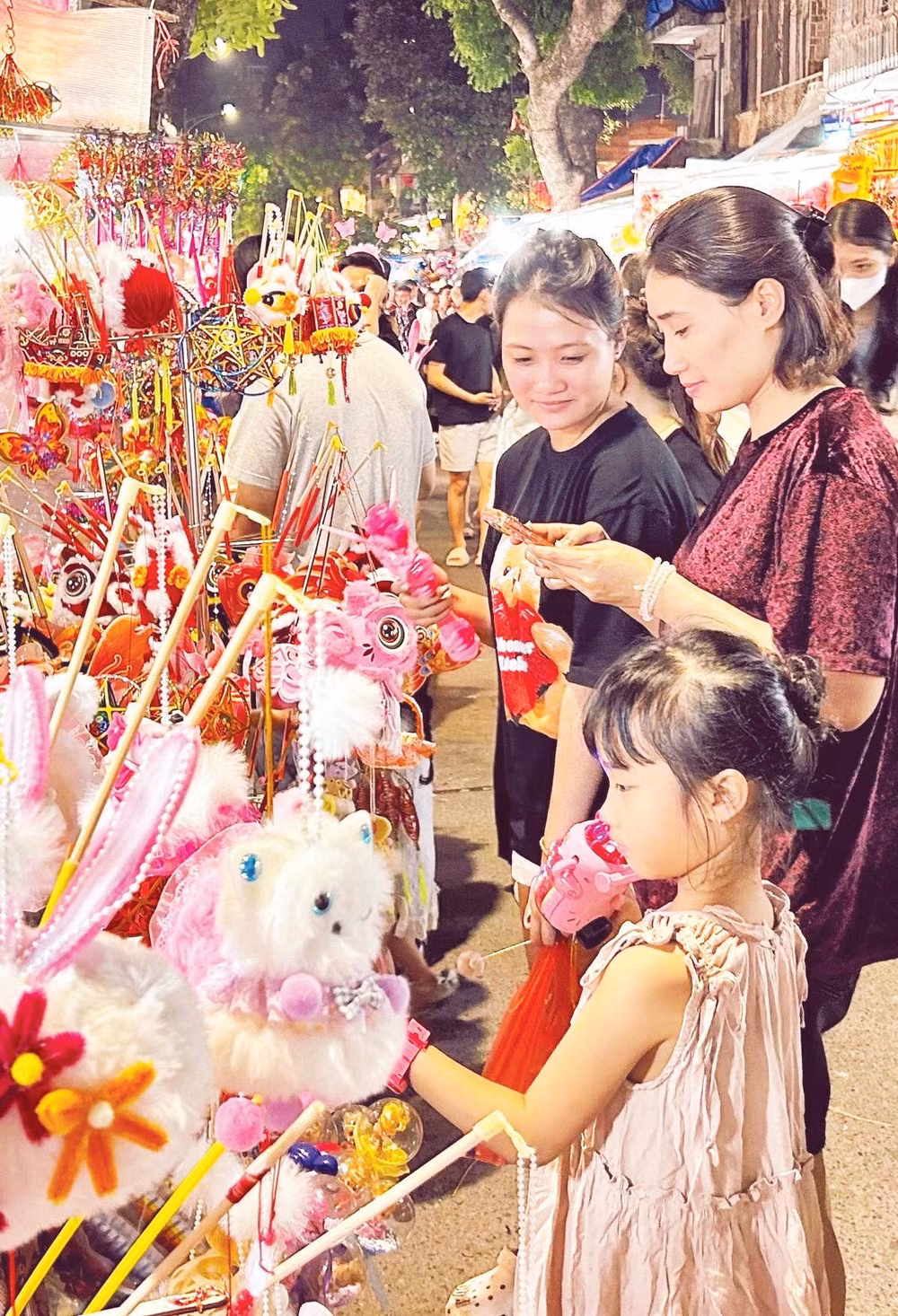 Tết Trung thu có sức cuốn hút và luôn là sự đón đợi của nhiều gia đình.
