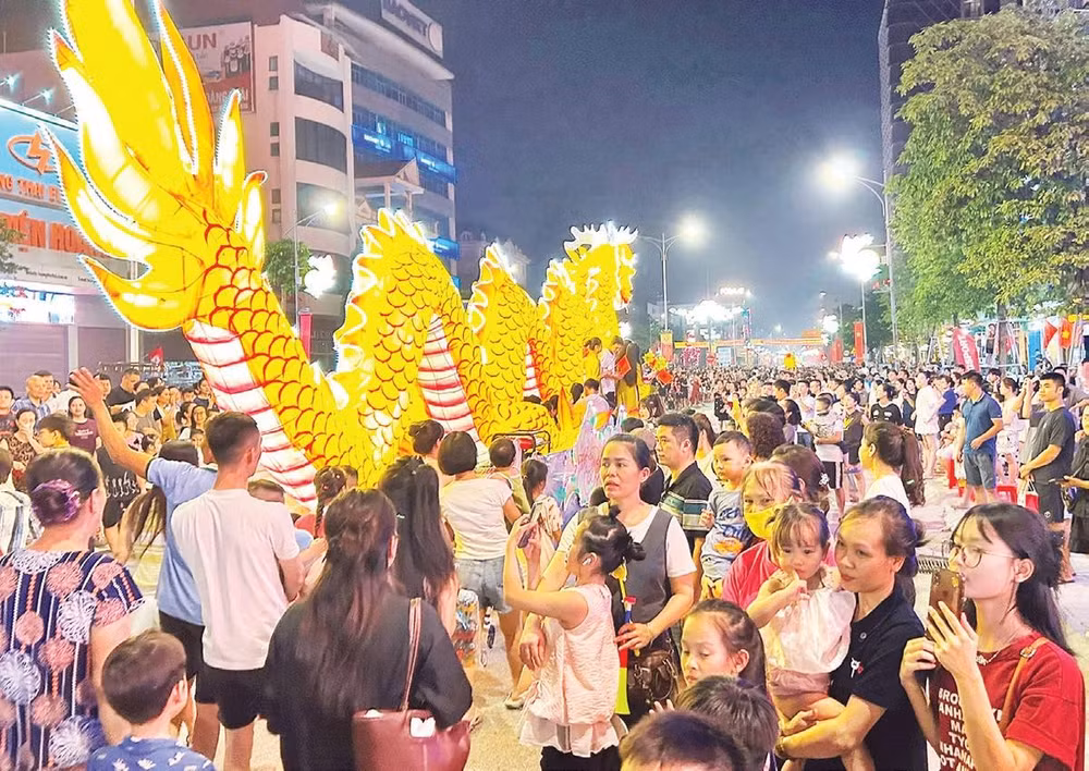 Điểm nhấn của Tết Trung thu tại nhiều địa phương là lễ hội rước đèn cỡ lớn qua các tuyến phố.
