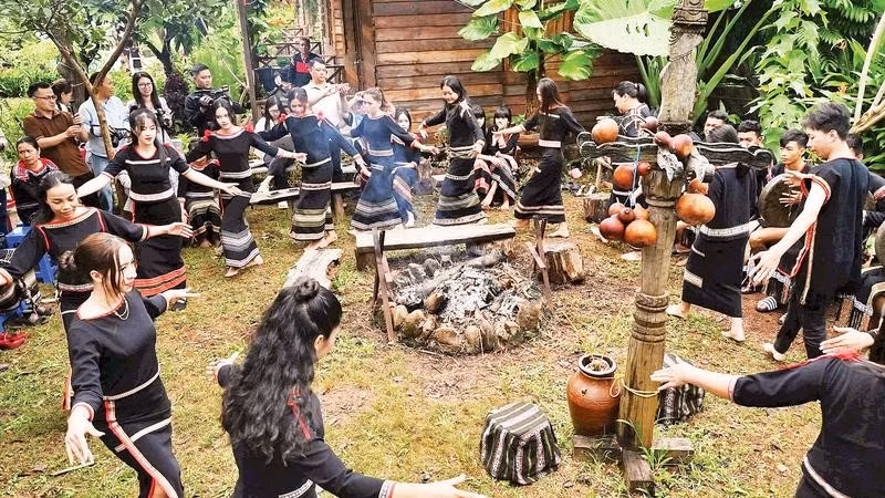 Không gian cư trú truyền thống của người Ê Đê gắn liền với các sinh hoạt cộng đồng.