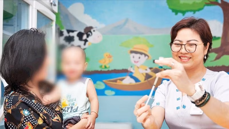 Bác sĩ tại Bệnh viện Đại học Y Dược Thành phố Hồ Chí Minh thực hiện tiêm vắc-xin bệnh não mô cầu cho trẻ.