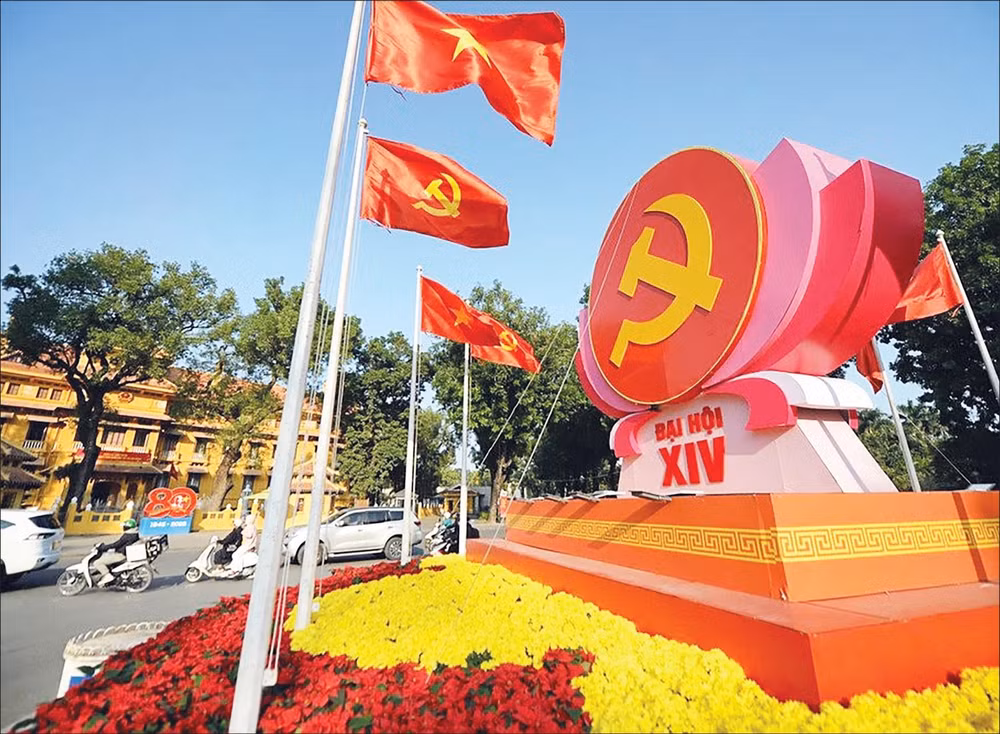 Đường phố Thủ đô tưng bừng chào đón Đại hội lần thứ XIV của Đảng. (Ảnh PHÚ KHÁNH)