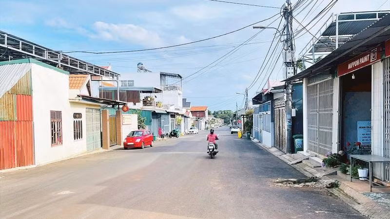 Dự án mở rộng đường Đỗ Nhuận giai đoạn 1, phường Buôn Ma Thuột do Chi nhánh Trung tâm phát triển quỹ đất khu vực Buôn Ma Thuột (trước sáp nhập) giải phóng mặt bằng nhưng đến năm 2025 mới được phê duyệt, gây khó khăn về kinh phí cho đơn vị.