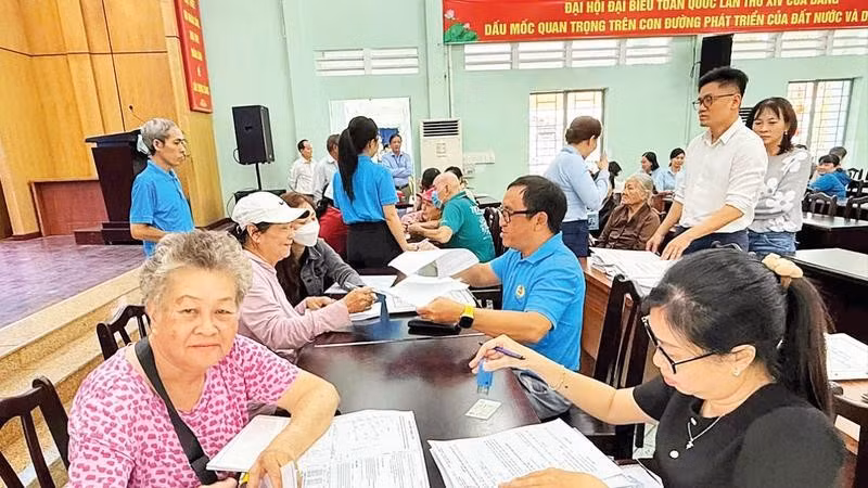 Các hộ dân phường Hiệp Bình thuộc Dự án nâng cấp và mở rộng Quốc lộ 13 làm thủ tục nhận đền bù giải phóng mặt bằng.