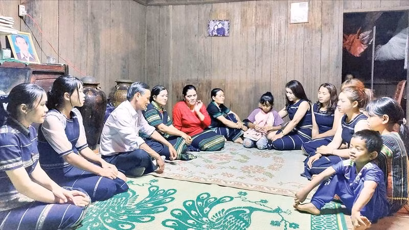 Các nghệ nhân Cơ Ho ở xã Bảo Thuận, tỉnh Lâm Đồng trao truyền các làn điệu dân ca cho lớp trẻ.