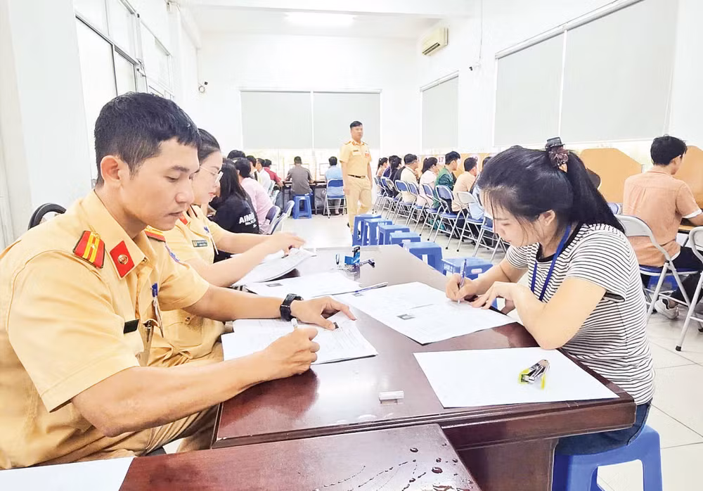 Người dân thực hiện thủ tục thi sát hạch lái xe ô-tô.