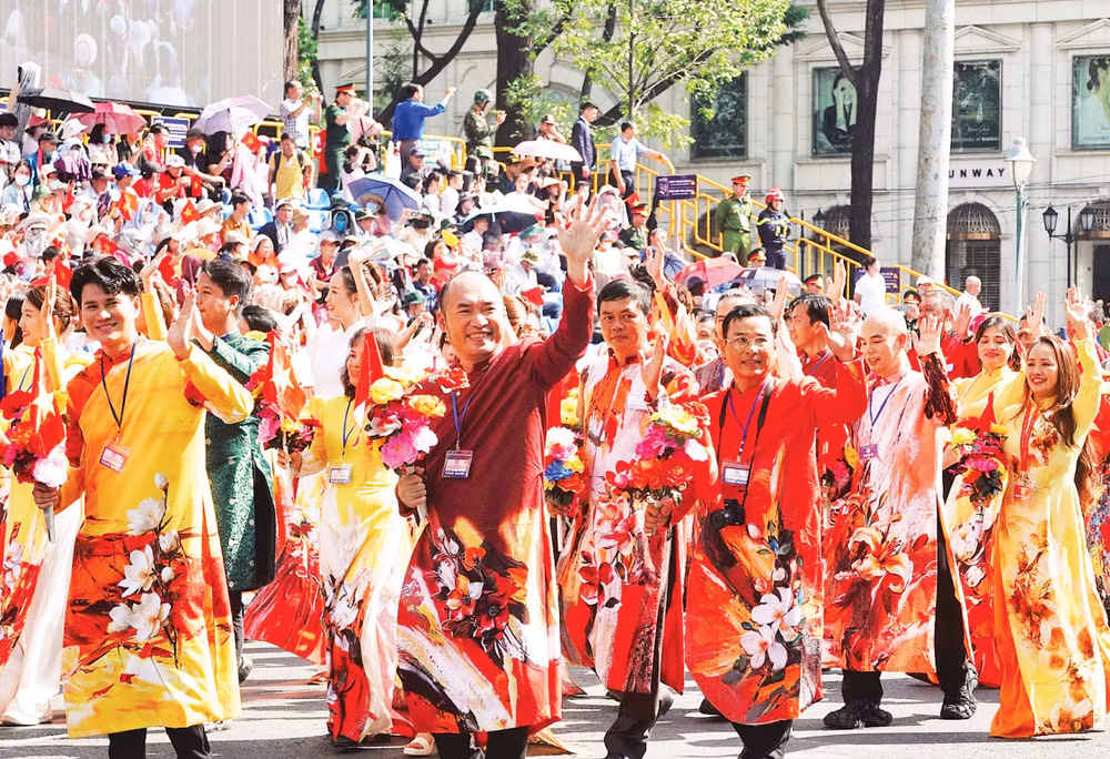 Các văn nghệ sĩ tham gia chương trình Tổng duyệt Lễ kỷ niệm 50 năm Ngày Giải phóng miền nam, thống nhất đất nước. (Ảnh MẠNH HẢO)