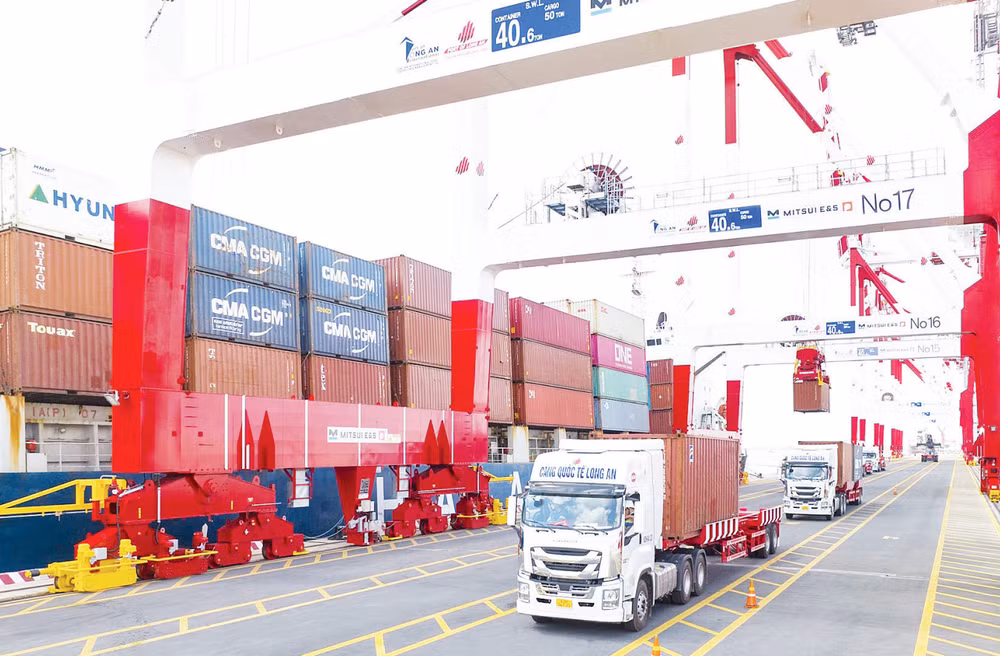 Cảng quốc tế Long An (Tây Ninh) tiếp nhận hàng hóa xuất nhập khẩu quốc tế.