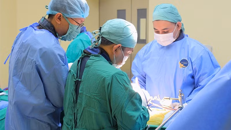 Ê-kíp phẫu thuật phối hợp Ngoại Thần kinh và Gây mê hồi sức. (Ảnh: Bệnh viện cung cấp)