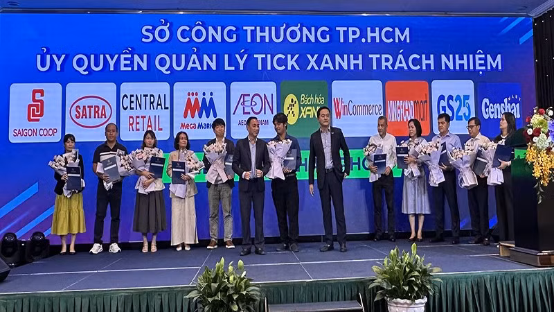 Các hệ thống phân phối nhận ủy quyền quản lý và thực hiện Chương trình “Tick xanh trách nhiệm” từ Sở Công thương thành phố.
