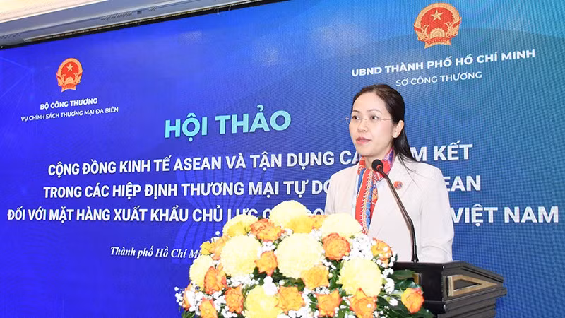 Bà Nguyễn Việt Chi, Phó Vụ trưởng Vụ Chính sách thương mại đa biên (Bộ Công thương), giới thiệu về Cộng đồng Kinh tế ASEAN.