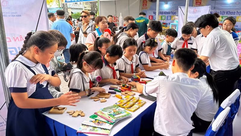 Các em học sinh tham gia trò chơi sáng tạo cùng trí tuệ nhân tạo tại Ngày hội Khoa học STEM Day 2026.