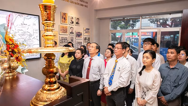 Đoàn doanh nhân Thành phố Hồ Chí Minh dâng hương tưởng nhớ Chủ tịch Hồ Chí Minh tại nhà số 5 Châu Văn Liêm.