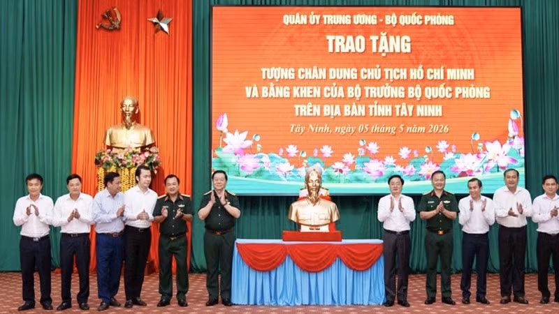 Đại tướng Nguyễn Trọng Nghĩa trao tặng tượng chân dung Chủ tịch Hồ Chí Minh.