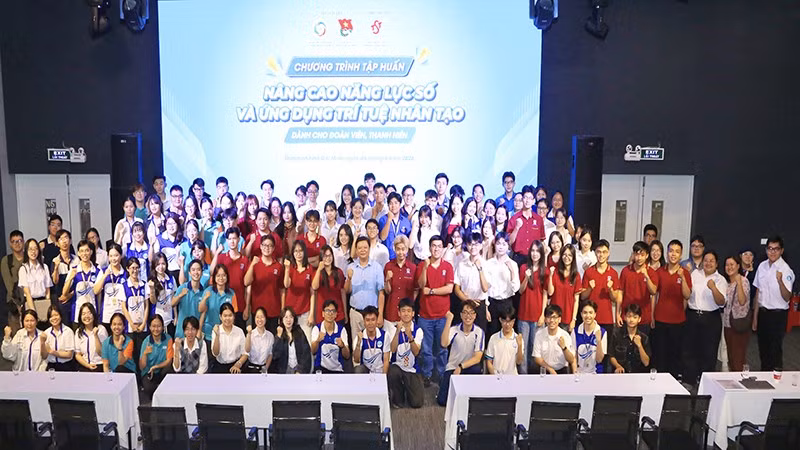 Các nhà khoa học, giảng viên chụp hình lưu niệm với các học viên là đoàn viên và thanh niên tại lễ khai giảng.