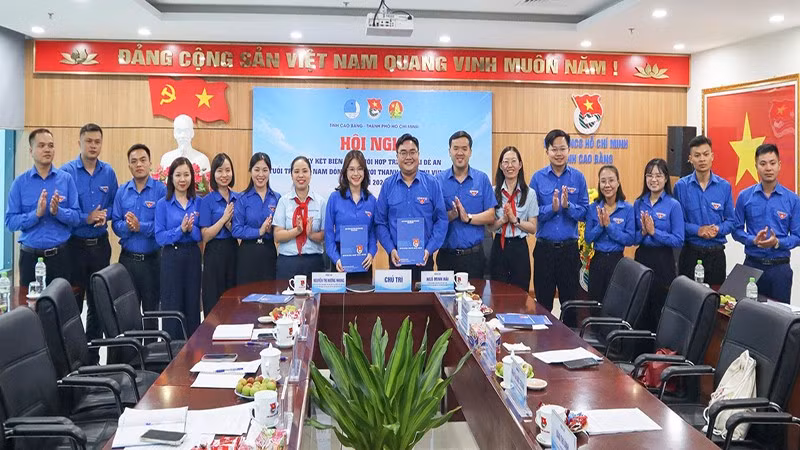 Đại diện Ban Thường vụ Tỉnh Đoàn Cao Bằng và Ban Thường vụ Thành Đoàn Thành phố Hồ Chí Minh ký kết Biên bản phối hợp.