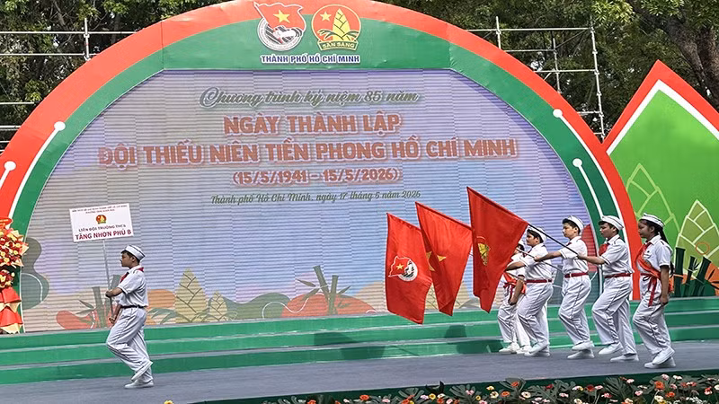 Các liên đội diễu hành tại buổi lễ kỷ niệm.