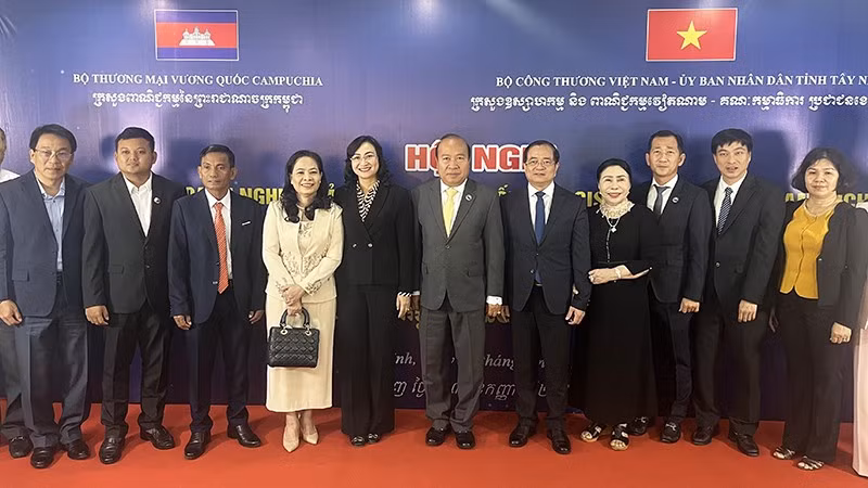 Đại diện Bộ Thương mại Vương quốc Campuchia, Bộ Công thương Việt Nam, Ủy ban nhân dân tỉnh Tây Ninh trong một lần đồng tổ chức hội nghị kết nối giao thương. (Ảnh: MINH ANH)
