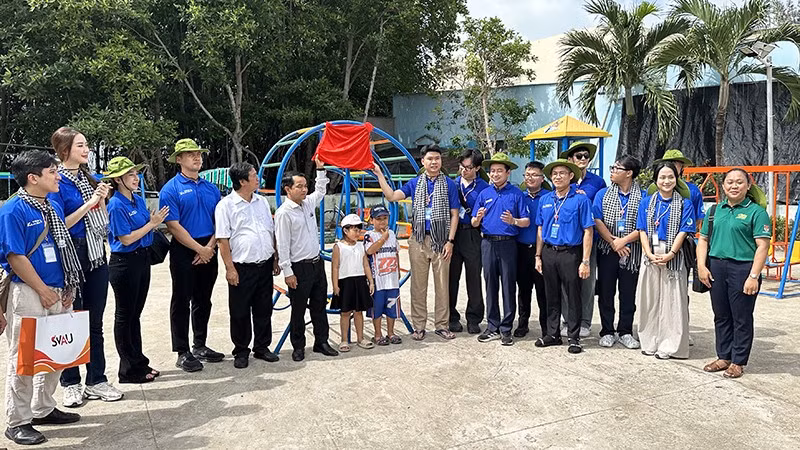 Ban tổ chức khánh thành một sân chơi thiếu nhi ở xã đảo Thạnh An.