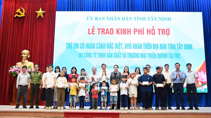 Trao học bổng cho các trẻ em mồ côi do dịch Covid-19. (Ảnh: Ủy ban nhân dân tỉnh Tây Ninh cung cấp)