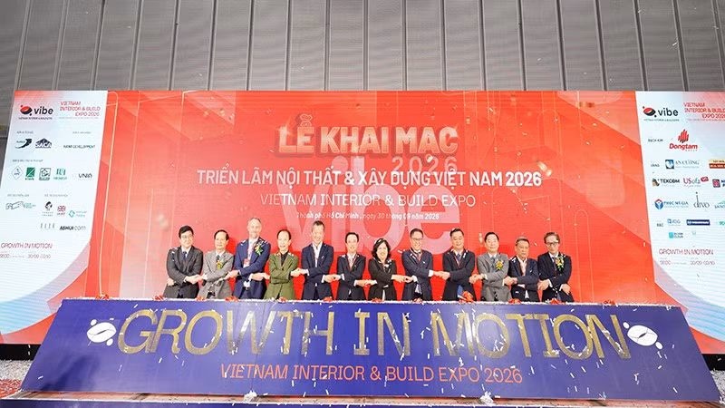 Các đại biểu thực hiện nghi thức khai mạc triển lãm (ảnh: Ban tổ chức)