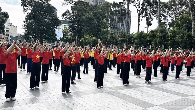 Sinh viên đồng diễn nghệ thuật chào mừng kỷ niệm 70 năm Ngày truyền thống Hội Liên hiệp Thanh niên Việt Nam (Ảnh: HOÀNG LIÊM)
