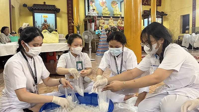 Nhân viên y tế tham gia nấu bánh canh chay cho người bệnh. (Ảnh: CTV)