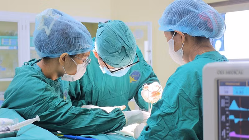 Ê-kíp phẫu thuật áp dụng phương pháp phẫu thuật kết hợp xương bằng nẹp vít hợp kim titanium đường trong miệng. (Ảnh: Bệnh viện cung cấp)