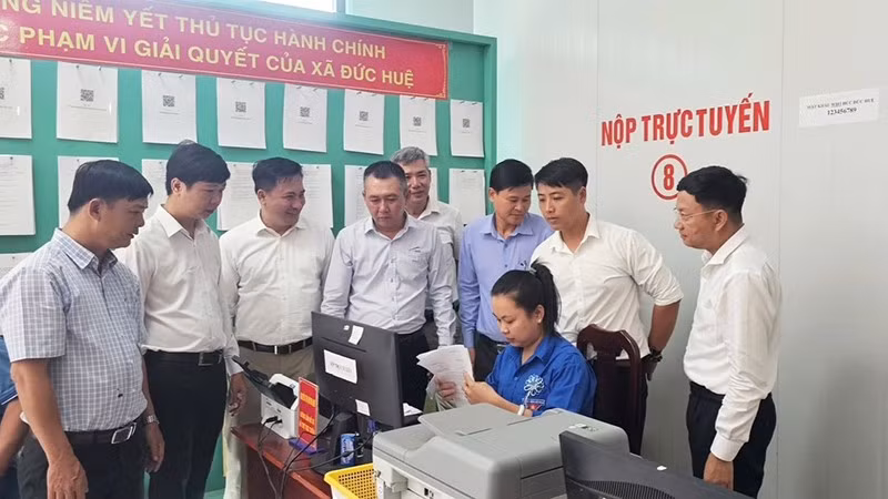 Báo Nhân Dân, Ban Tuyên giáo Tỉnh ủy Tây Ninh, Công ty Lê Bảo Minh đã hỗ trợ (miễn phí) các giải pháp chuyển đổi số cho xã Đức Huệ.