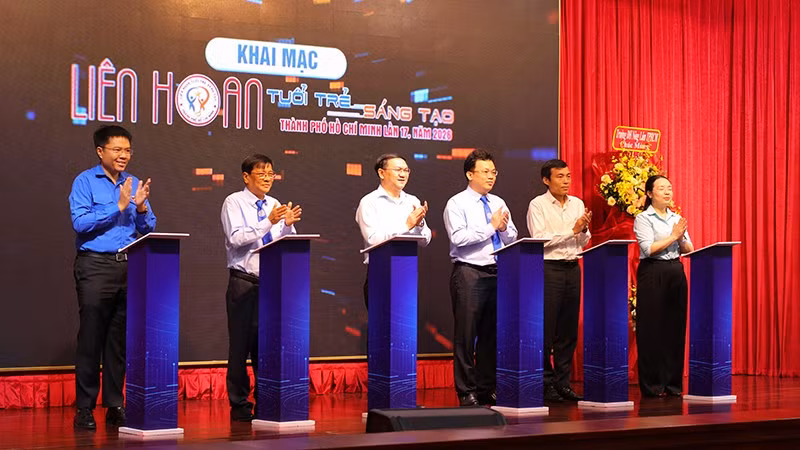 Các đại biểu thực hiện nghi thức khai mạc Liên hoan “Tuổi trẻ sáng tạo Thành phố Hồ Chí Minh” lần thứ 17 năm 2026.