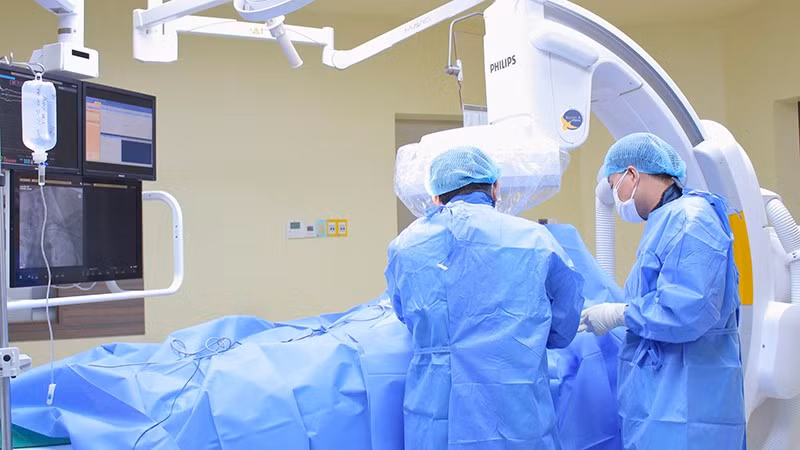 Ê-kíp cấy máy tạo nhịp tim, một kỹ thuật chuyên môn sâu đòi hỏi bác sĩ có tay nghề cao và trang thiết bị hiện đại. (Ảnh: Bệnh viện cung cấp)