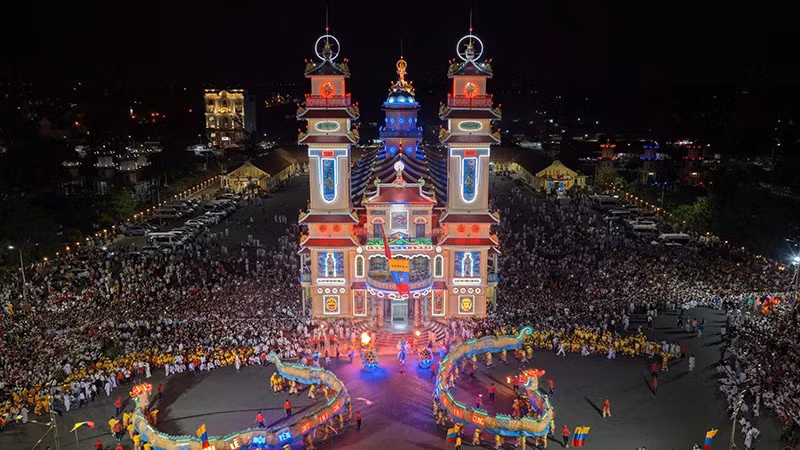 “Biển người” đổ về Tòa Thánh Cao Đài Tây Ninh trong đêm 15/8 âm lịch.