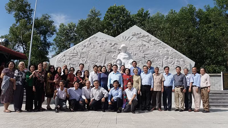 Các thế hệ học sinh Trường Hoàng Lê Kha trong một dịp họp mặt. (Ảnh: CTV) 