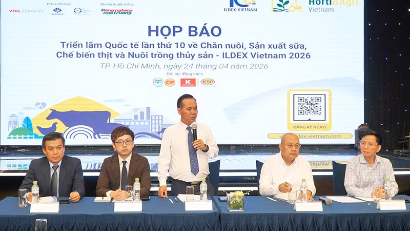 Đại diện Ban tổ chức trả lời những câu hỏi của báo chí.