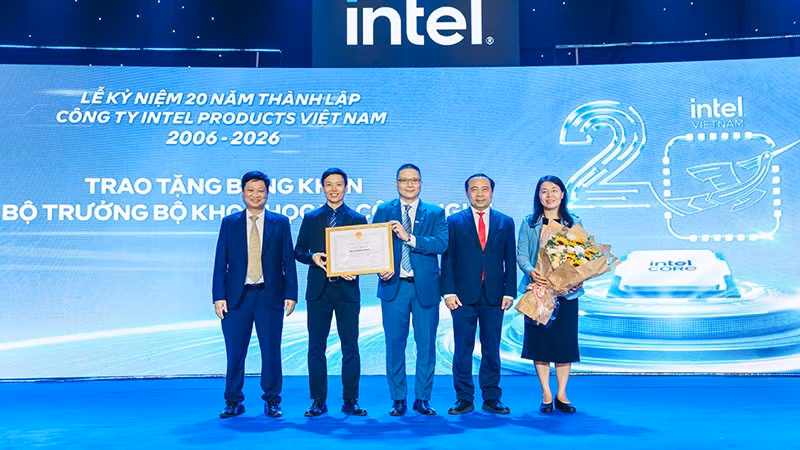 Đại diện Công ty TNHH Intel Products Việt Nam nhận Bằng khen của Bộ trưởng Khoa học và Công nghệ.