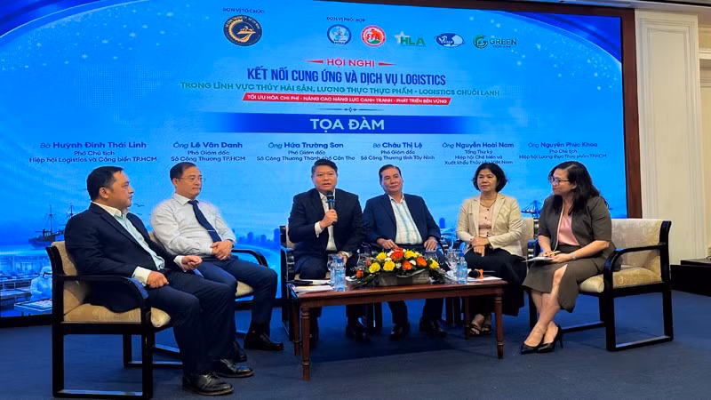 Đại diện các Sở Công thương và hiệp hội ngành hàng tham gia phiên tọa đàm tại hội nghị.