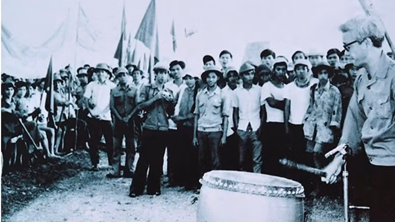 Lực lượng Thanh niên xung phong thành phố những ngày đầu xuất quân lên biên giới Tây Nam. (Ảnh: Tư liệu Thanh niên xung phong)