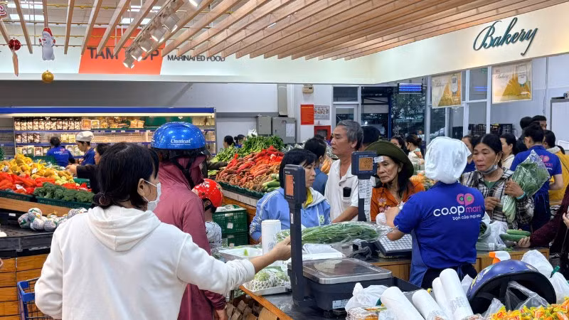 coopmart-tuy-hoa-dam-bao-nguon-hang-tuoi-song-va-gia-binh-on-1579.jpg
