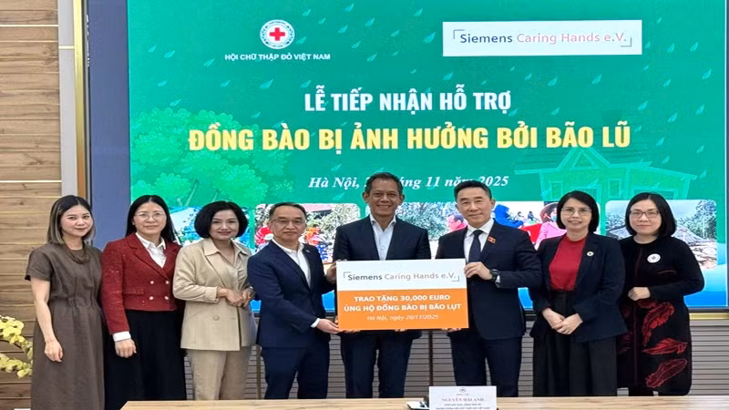 Đại diện Siemens trao tặng số tiền 30.000EUR đến đại diện Hội Chữ thập đỏ Việt Nam.