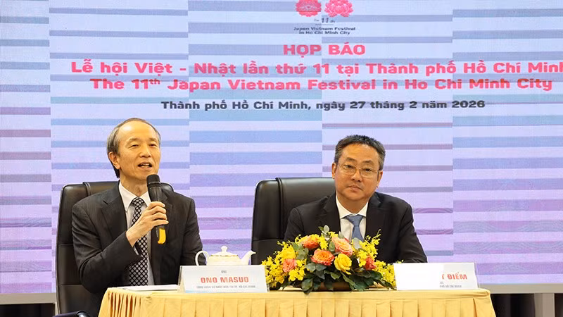 Ông Ono Masuo, Tổng Lãnh sự Nhật Bản tại Thành phố Hồ Chí Minh (trái) trả lời báo chí tại buổi họp báo.
