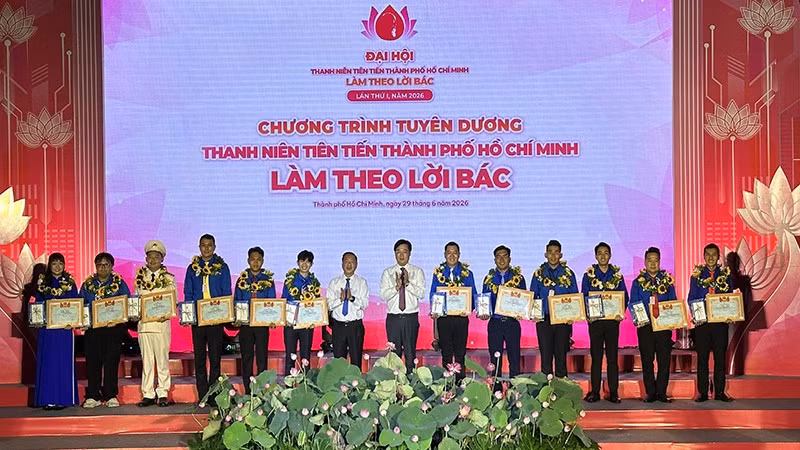 Đại diện lãnh đạo thành phố trao Bằng khen cho 50 gương thanh niên điển hình tiêu biểu năm 2026.