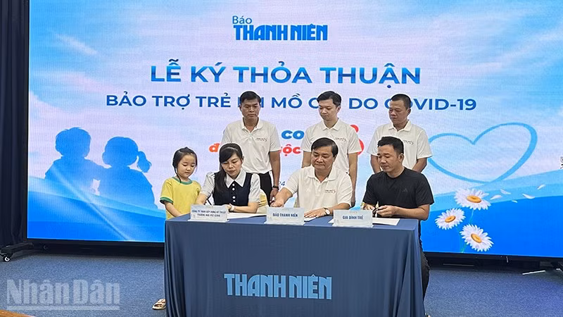 Các đơn vị và đại diện gia đình ký thỏa thuận bảo trợ lâu dài cho trẻ mồ côi do đại dịch Covid-19 (Ảnh: HOÀNG LIÊM)