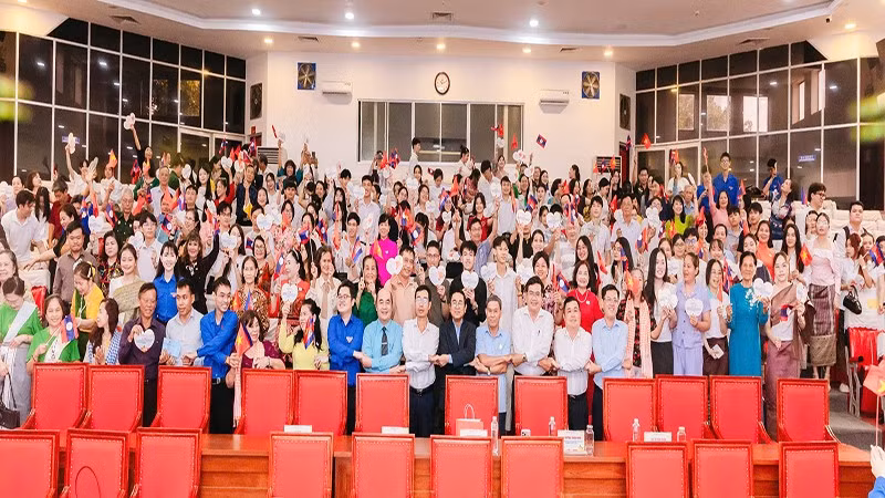 Các gia đình nhận nuôi, sinh viên Lào và Campuchia cùng ban tổ chức chụp ảnh lưu niệm.