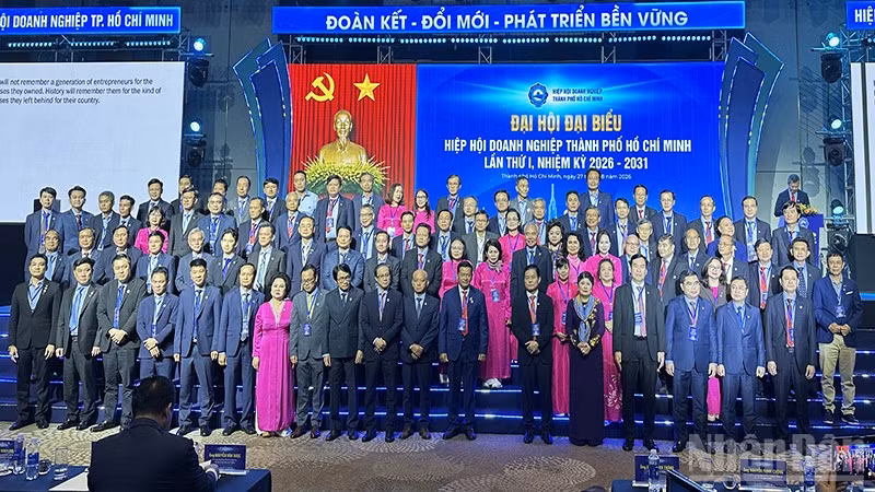 Ban Chấp hành Hiệp hội Doanh nghiệp Thành phố Hồ Chí Minh nhiệm kỳ 2026-2031 ra mắt. (Ảnh: HOÀNG LIÊM)