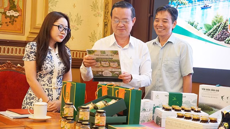Phó Chủ tịch Ủy ban nhân dân thành phố Bùi Minh Thạnh (giữa) tìm hiểu một số sản phẩm OCOP tiềm năng 5 sao của thành phố. (Ảnh: CTV)